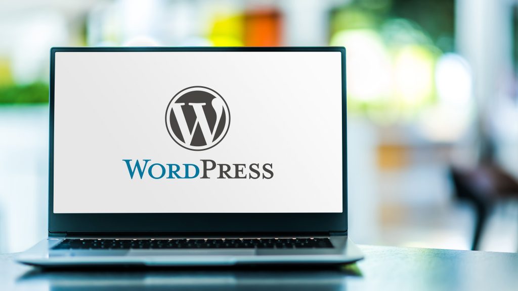Laptop con logo Wordpress